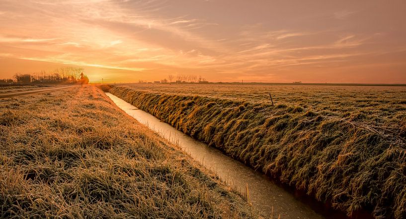 Paysage de polder en hiver avec lever de soleil par Marjolein van Middelkoop