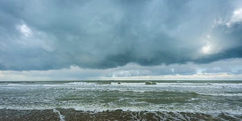 Dreigende Lucht boven een Kalme Zee (2)