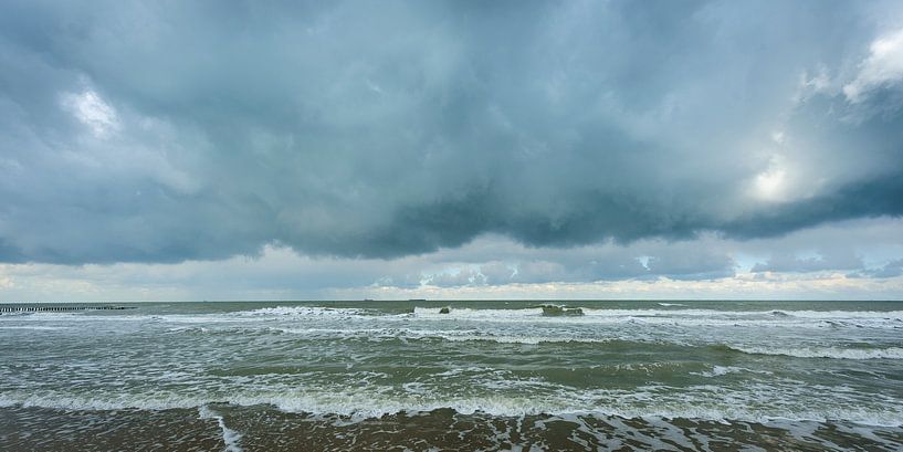 Dreigende Lucht boven een Kalme Zee (2) van Dirk Huckriede