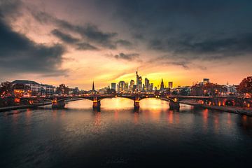 Frankfurt Skyline, 's avonds en 's nachts van Fotos by Jan Wehnert