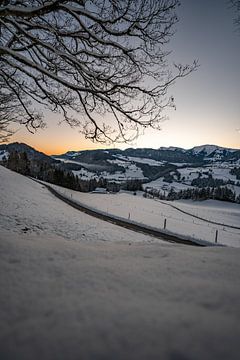 Vorstige ochtend in Oberstaufen met uitzicht op de Hochgrat van Leo Schindzielorz