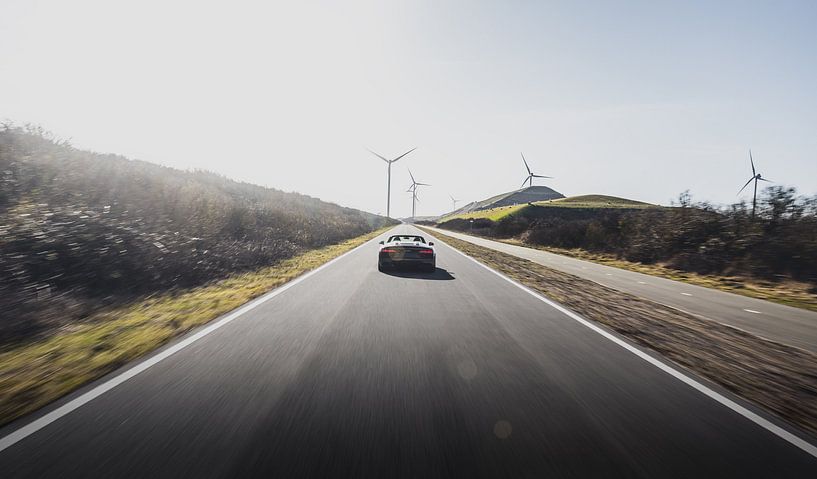 Audi R8 fährt über die Maasvlakte von Sebastiaan van 't Hoog