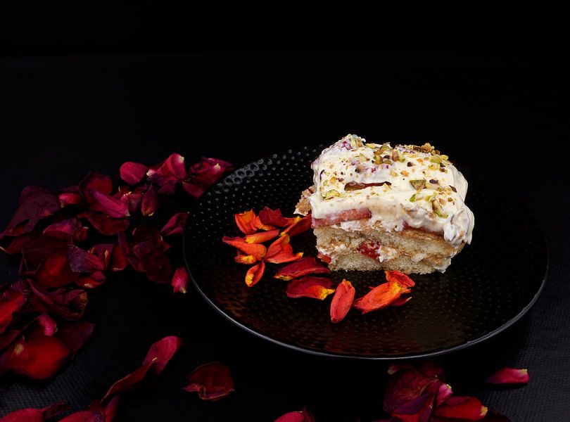 Homemade strawberry layered dessert with mascarpone cheese by Babetts Bildergalerie