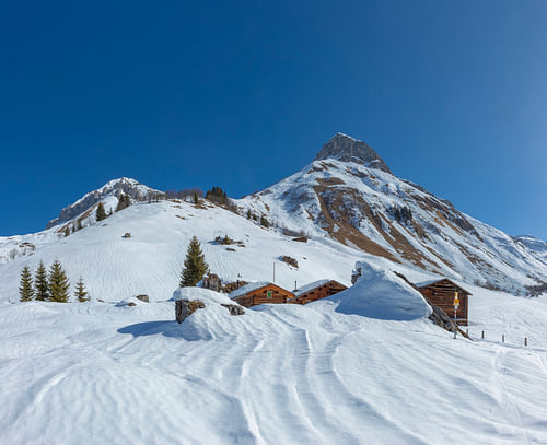 Boerderij hoog in de besneeuwde bergen, Sankt Antönien, Graubünden - Prättigau, Zwitserland