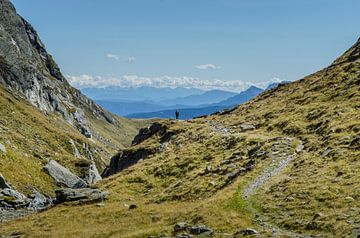 Bergwandelaar verdwijnt aan de horizon van de bergen van Zuid-Tirol
