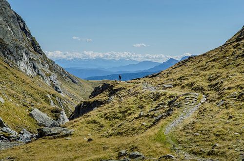 Un randonneur disparaît à l'horizon des montagnes du Tyrol du Sud