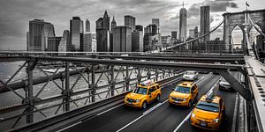 Gelbe Taxis auf der Brooklyn Bridge, New York