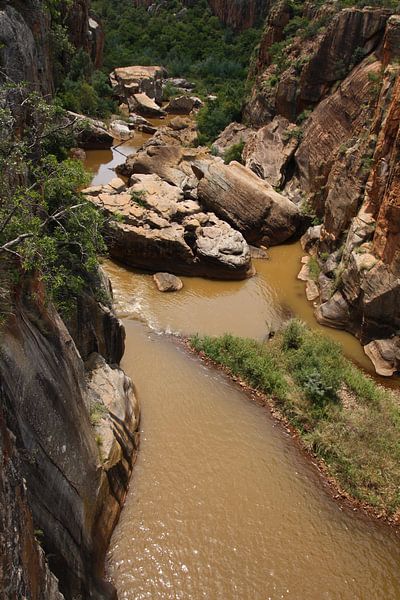 De blide rivier waar rotsen naar beneden vallen von Kim van der Lee