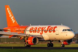 Schönes Abendlicht scheint auf diesen Airbus A319-111 von easyJet in einer Sonderlackierung. von Jaap van den Berg