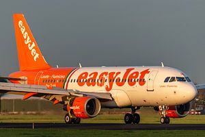 Schönes Abendlicht scheint auf diesen Airbus A319-111 von easyJet in einer Sonderlackierung.