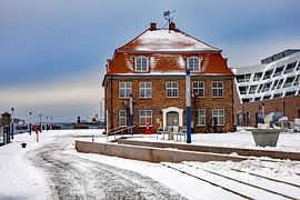 Ein Baumhaus im Schnee