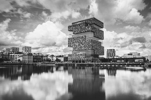 Reflet au MAS - Anvers (noir et blanc)