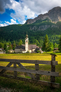 Die Dorfkirche von Colfosco bei Sonnenuntergang, Dolomiten