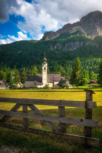 Église du village de Colfosco au coucher du soleil, Dolomites