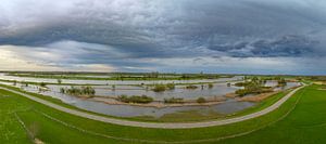 Fluss IJssel mit Gewitterwolken darüber