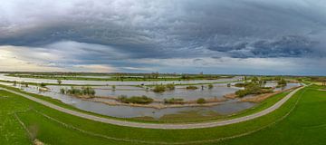 Fluss IJssel mit Gewitterwolken darüber von Sjoerd van der Wal Fotografie