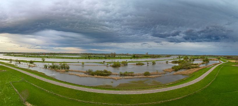 Rivière IJssel avec des nuages d'orage au-dessus par Sjoerd van der Wal Photographie