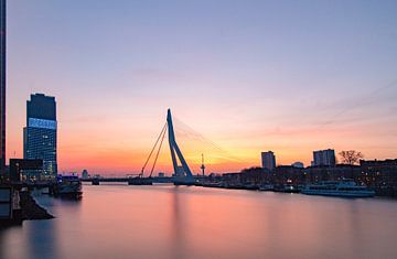 Vurige zonsondergang Erasmusbrug Rotterdam van Tom Hengst