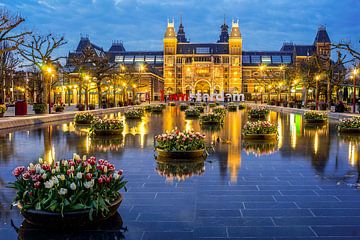 Tulpen en het Rijksmuseum bij avond gezien.  by Jean-Paul Opperman
