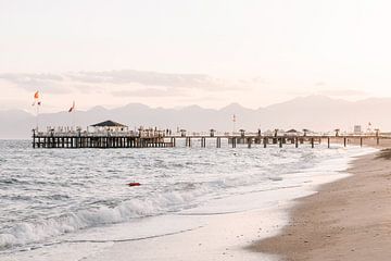 Pier bei Sonnenuntergang von Sharon de Groot