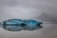 Blauwe ijsschots in het mistige IJsland