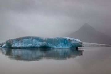 Blauwe ijsschots in het mistige IJsland van Mark Sluijmers