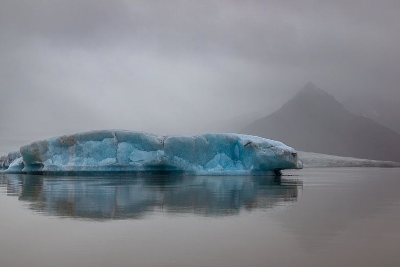 Blauwe ijsschots in het mistige IJsland van Mark Sluijmers