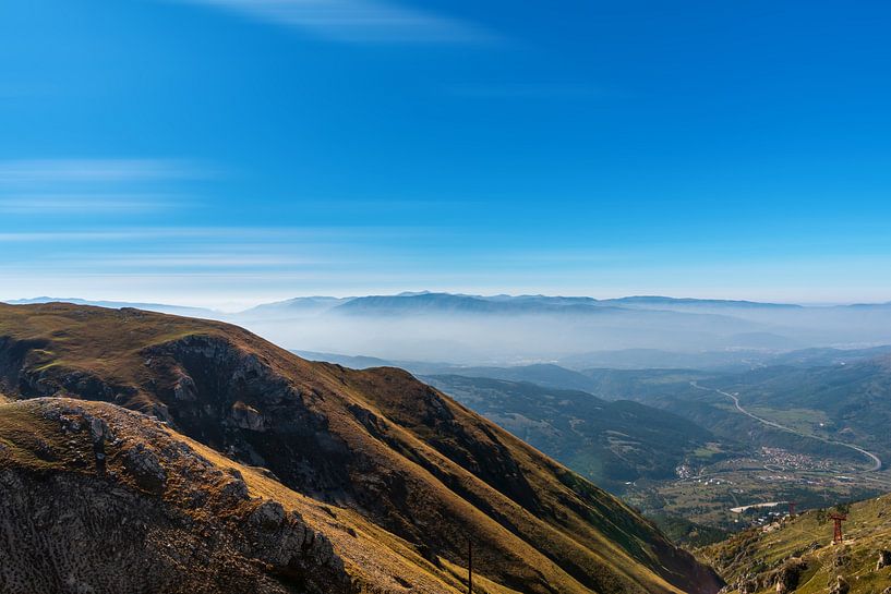 Bergpanorama met mist op de achtergrond van Gea Gaetani d'Aragona