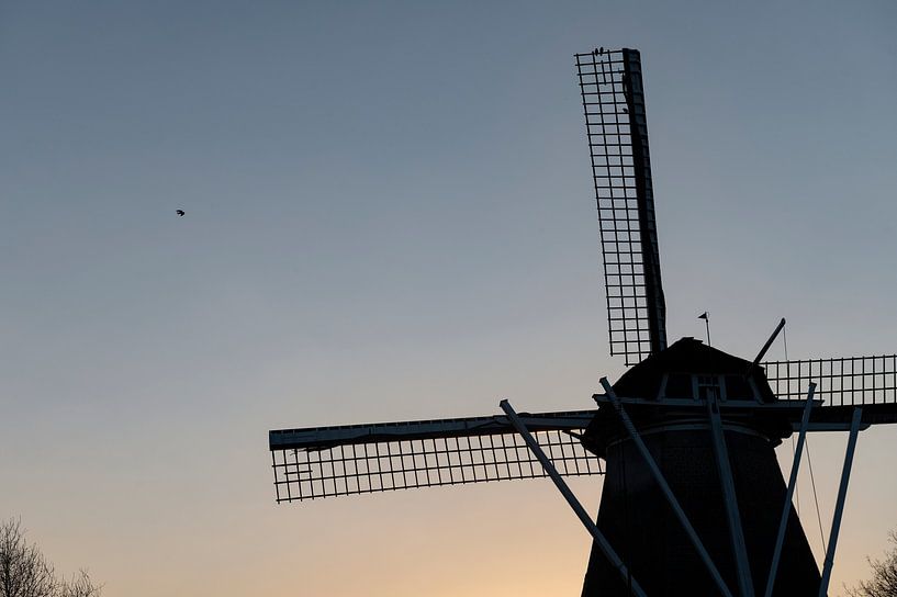 Ede Gelderland Nederland.Keetmolen windmolen gesilhouetteerd in de vroege avond. van Richard Wareham
