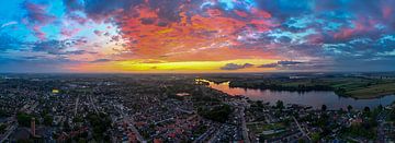 Kleurenpracht boven Kerkdriel: Een zonsondergang panorama van Franklin Driessen