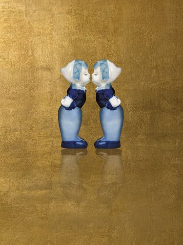 Delfts blauw kussend paar. Partners, goud