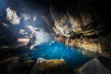 Warm water grot in IJsland - Grjótagjá van Roy Poots