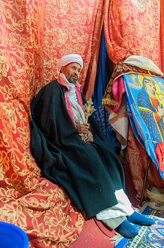 Ethiopië: Priester Church of Saint George (Lalibela) von Maarten Verhees