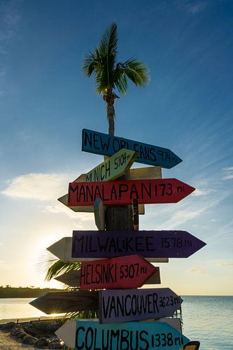Verenigde Staten, Florida, Houten wegwijzer met afstanden naar verschillende richtingen