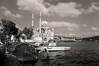 Scène d'été à Ortaköy, Istanbul, avec la mosquée et les enfants qui jouent. par Eyesmile Photography Aperçu