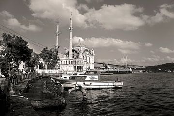 Zomers tafereel in Ortaköy, Istanbul met moskee en spelende kinderen.