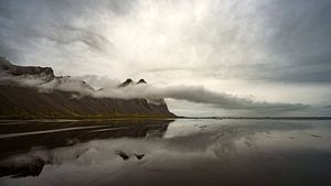 Plage de Stokksnes - reflet des nuages et des montagnes dans le mystère islandais