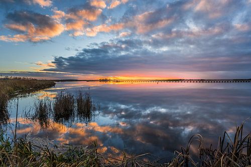 Kleurrijke zonsondergang boven 't Roegwold