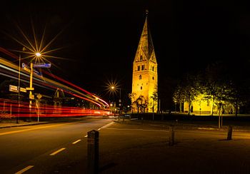Verlichte Juffertoren met kerk in Schildwolde