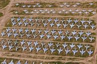 Vliegtuigkerkhof bij Tuscon vanuit de lucht gezien. van Jaap van den Berg thumbnail