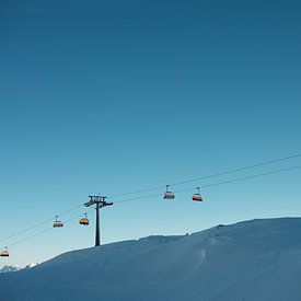 Skilift in den Bergen unter strahlend blauem Himmel von Marloes Hageman