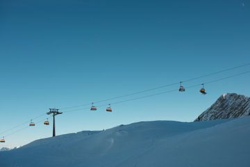 Skilift in den Bergen unter strahlend blauem Himmel