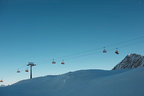 Skilift in de bergen onder heldere blauwe lucht
