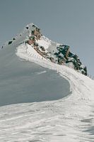 Der verschneite Weg zum Berggipfel