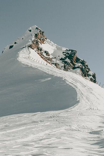 Le chemin enneigé vers le sommet de la montagne