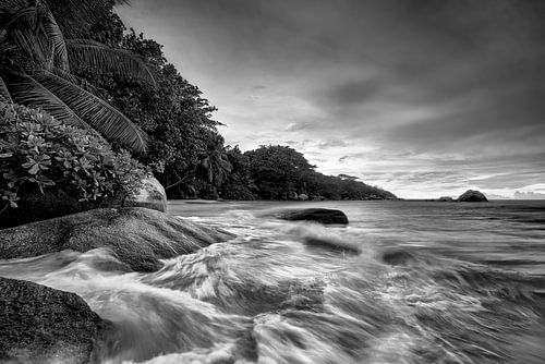 Zonsondergang op het strand van de Seychellen. Zwart-wit beeld.
