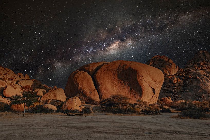 Spitzkoppe avec la voie lactée en Namibie, Afrique par Patrick Groß