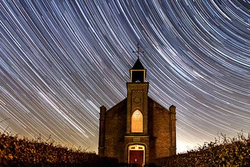 Sterren sporen bij kerkje in Homoet.