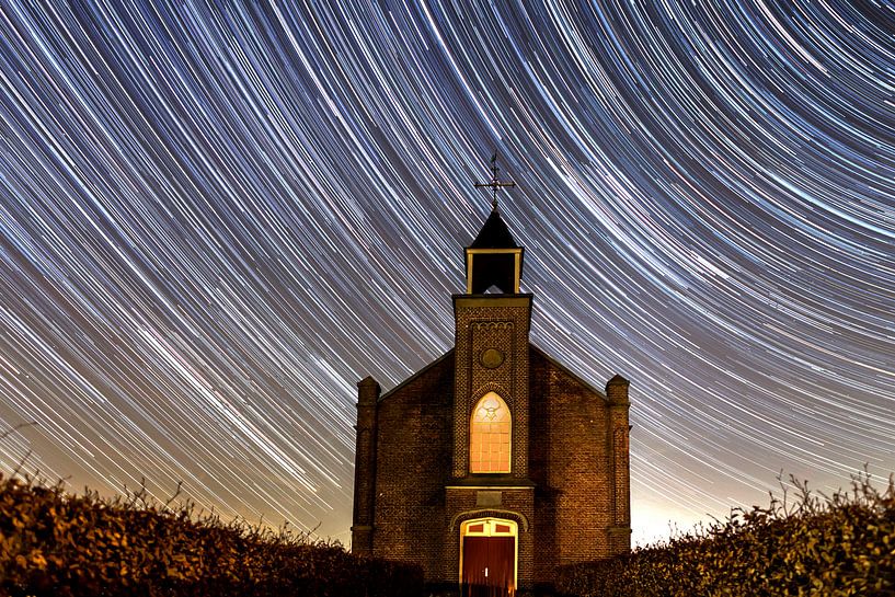 Sterren sporen bij kerkje in Homoet. by Theo de Wild