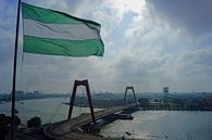 Willemsbrug met Rotterdamse vlag van Michel van Kooten thumbnail